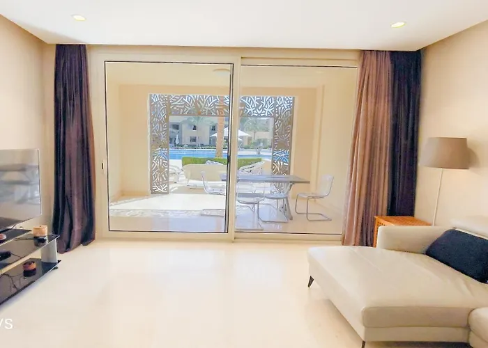 Ollystays - Walk To & Pool, Free Access, Mangroovy 2br ! Apartment