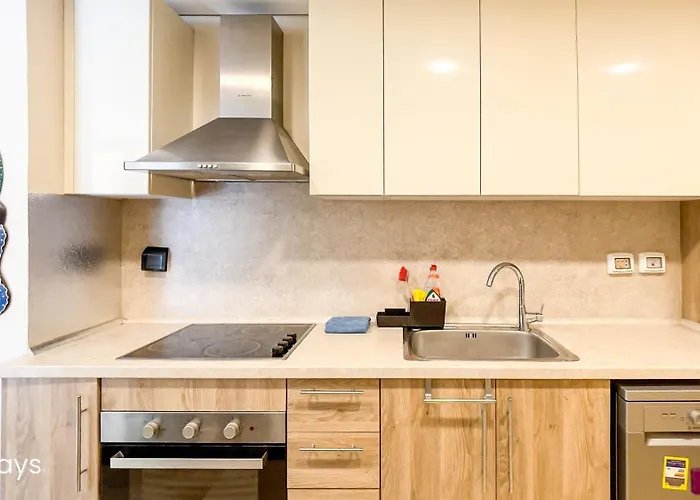 Ollystays - Walk To & Pool, Free Access, Mangroovy 2br !