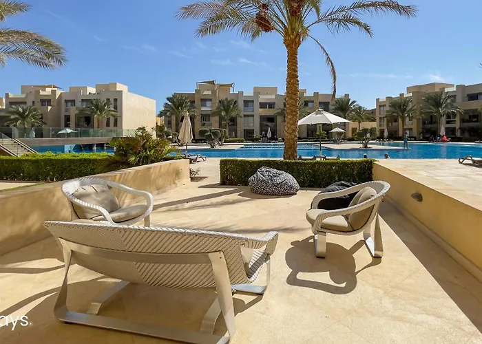 Ollystays - Walk To & Pool, Free Access, Mangroovy 2br ! Apartment